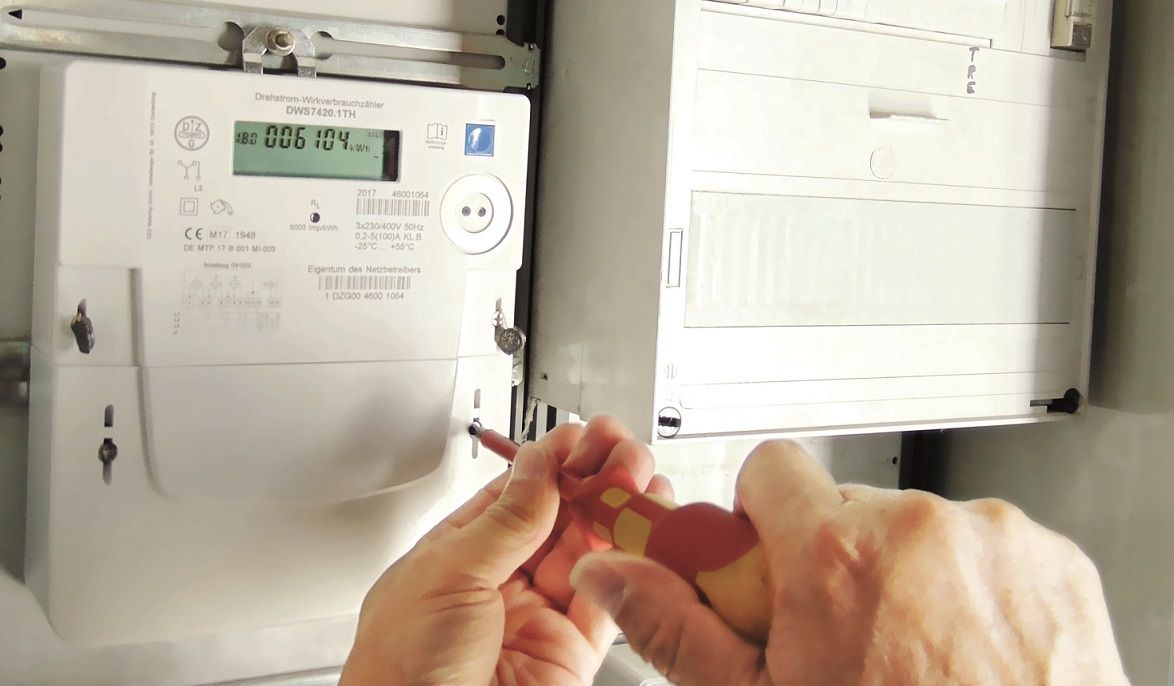Installation eines Stromzaehlers durch einen Techniker der Ehingen Energie.