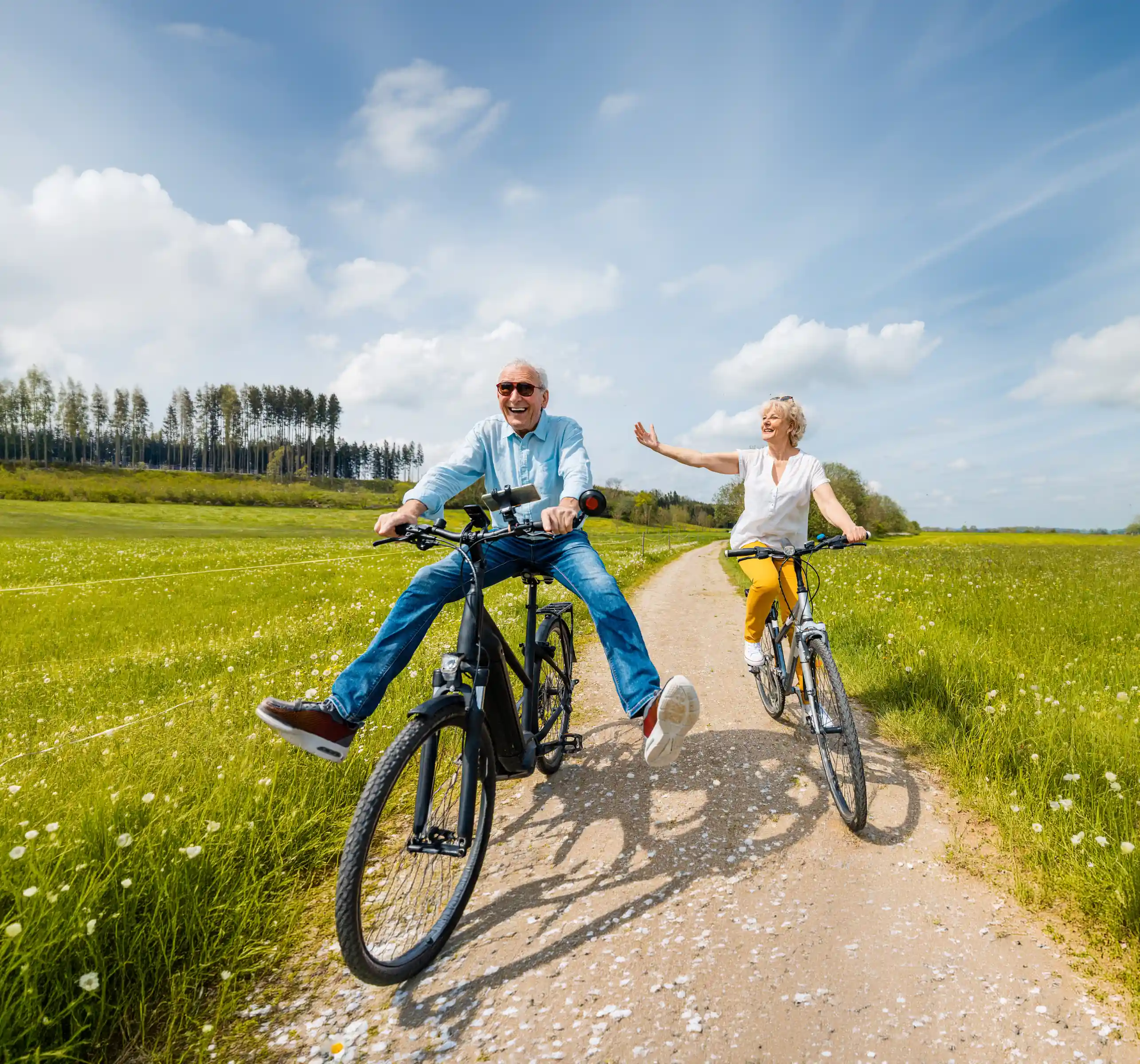 Radfahrer feldweg sonnenschein